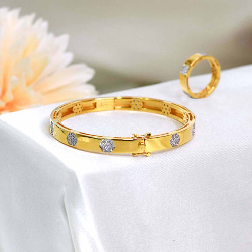 Clover-bangle-Post-7_91f15dc5-a7ff-4241-b57a-4fdf953da6e2