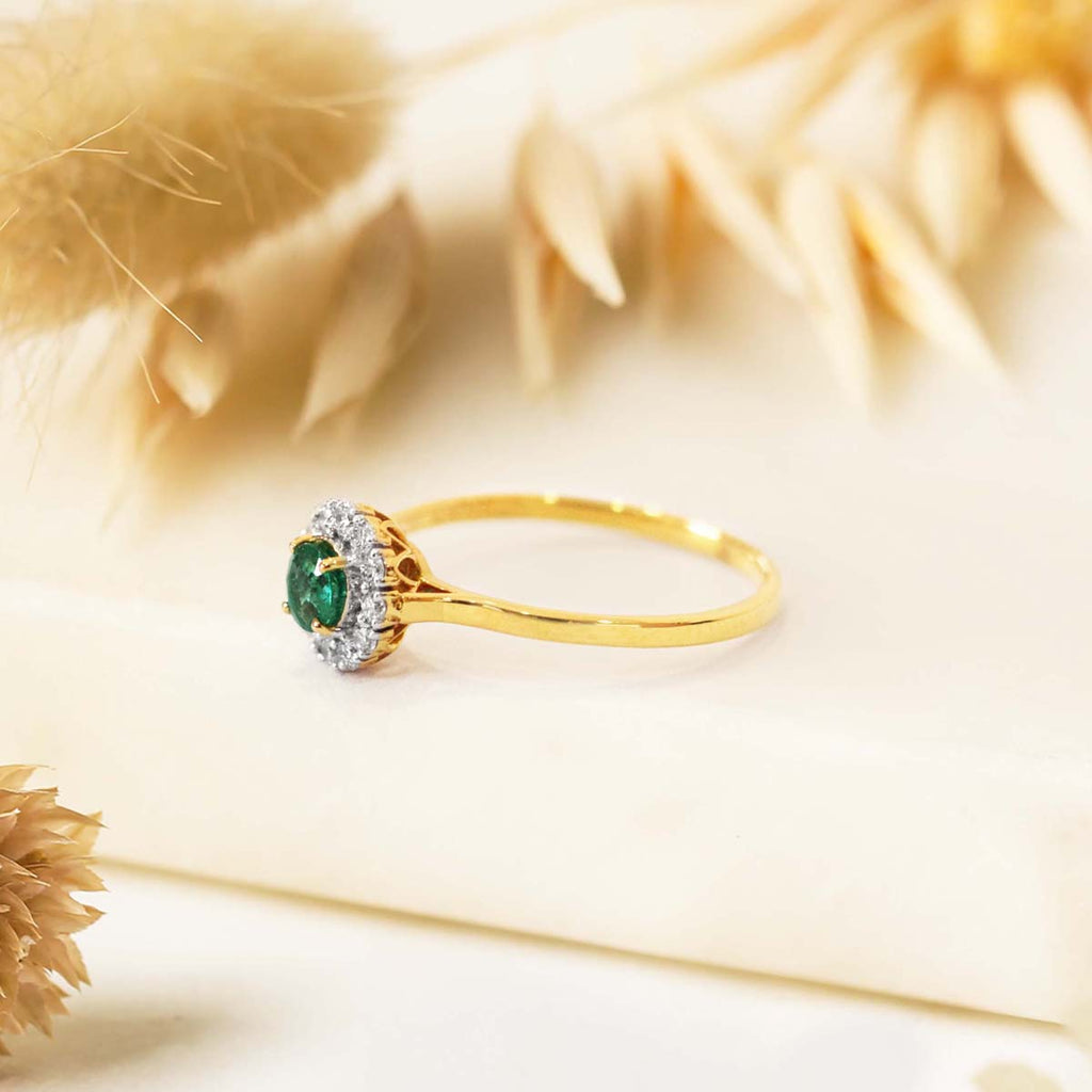 Dia Emerald Ring Image 2