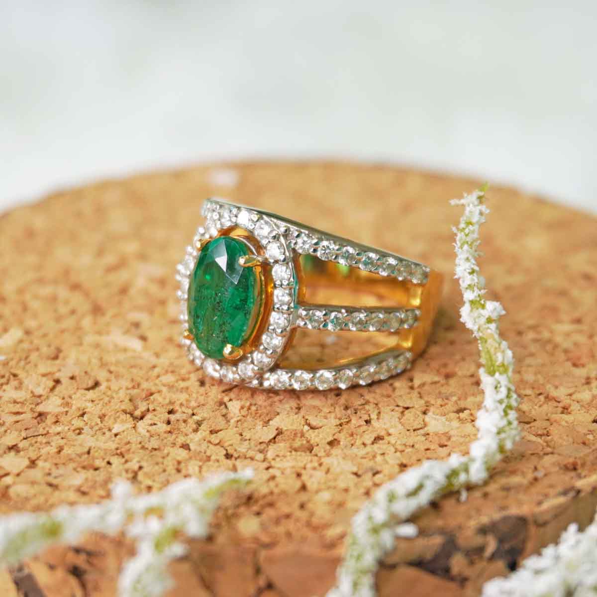 Emerald-Ring-2_282a073c-3dff-4e77-b0c3-78e5f038dff2