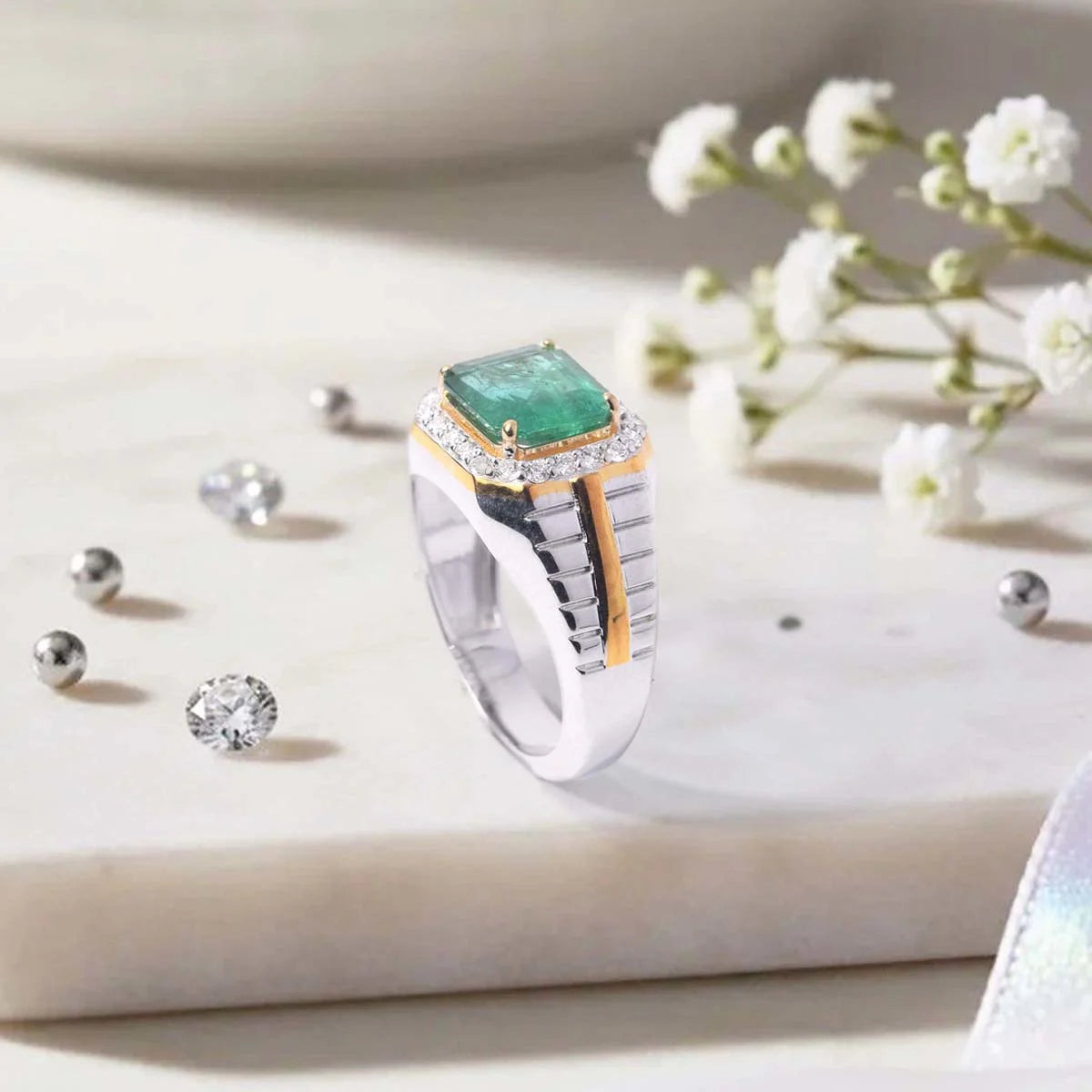 Adil Emerald Ring detail view
