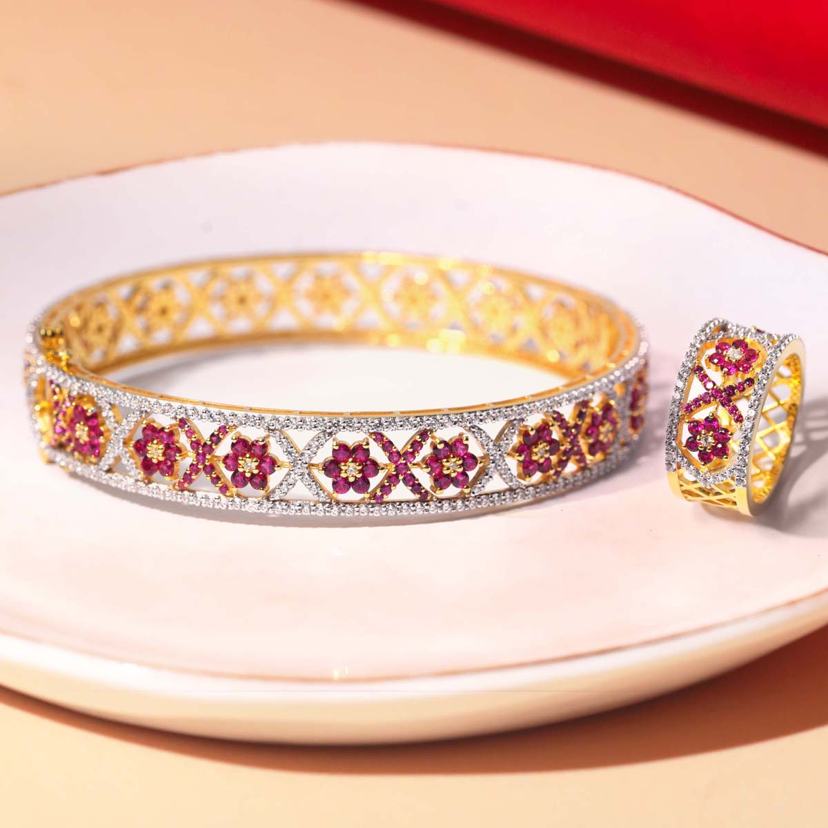 Diva Bangle in silver detail view